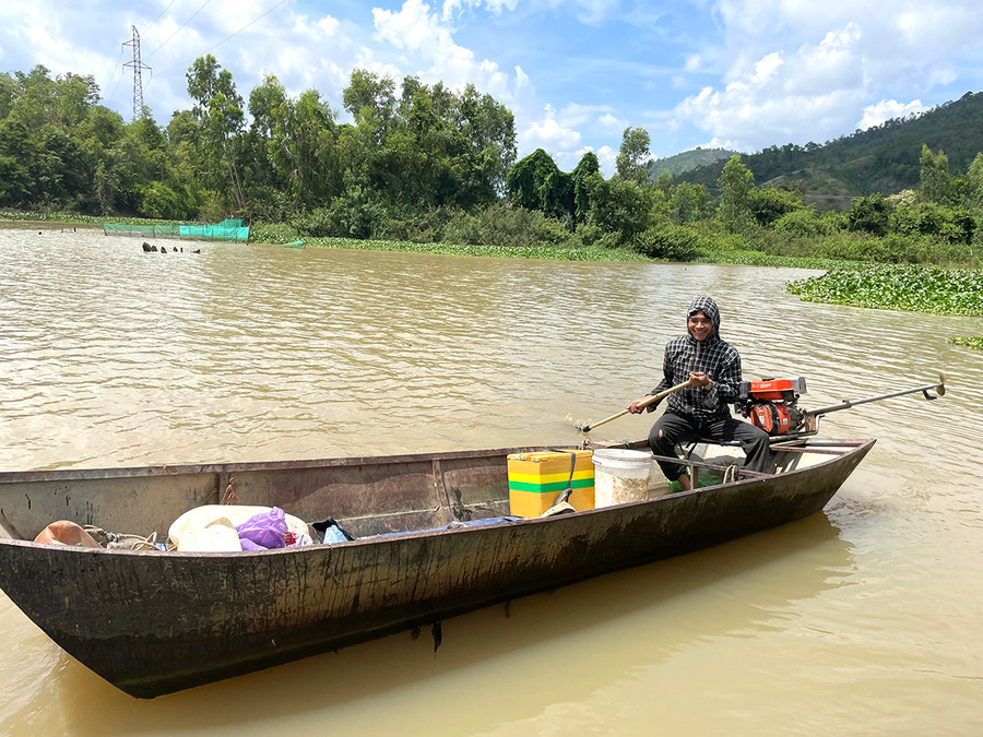 Cuộc sống của vợ chồng anh Đức là những tháng ngày lênh đênh trên thuyền. Ảnh: Lê Gia