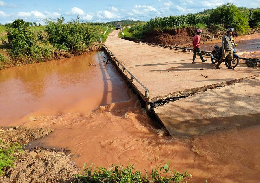Vị trí hư hỏng trên tuyến đường giao thông nội đồng vào cánh đồng Plei Thơ Ga (xã Chư Don, huyện Chư Pưh). Ảnh: L.K Vị trí hư hỏng trên tuyến đường giao thông nội đồng vào cánh đồng Plei Thơ Ga (xã Chư Don, huyện Chư Pưh). Ảnh: L.K