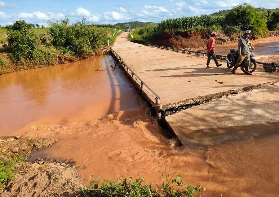 Vị trí hư hỏng trên tuyến đường giao thông nội đồng vào cánh đồng Plei Thơ Ga (xã Chư Don, huyện Chư Pưh). Ảnh: L.K Vị trí hư hỏng trên tuyến đường giao thông nội đồng vào cánh đồng Plei Thơ Ga (xã Chư Don, huyện Chư Pưh). Ảnh: L.K