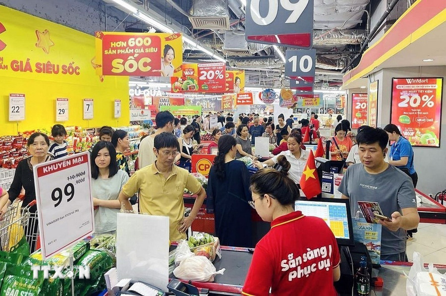 Người dân mua sắm hàng hóa tại siêu thị Winmart. (Ảnh: Trần Việt/TTXVN) Người dân mua sắm hàng hóa tại siêu thị Winmart. (Ảnh: Trần Việt/TTXVN)