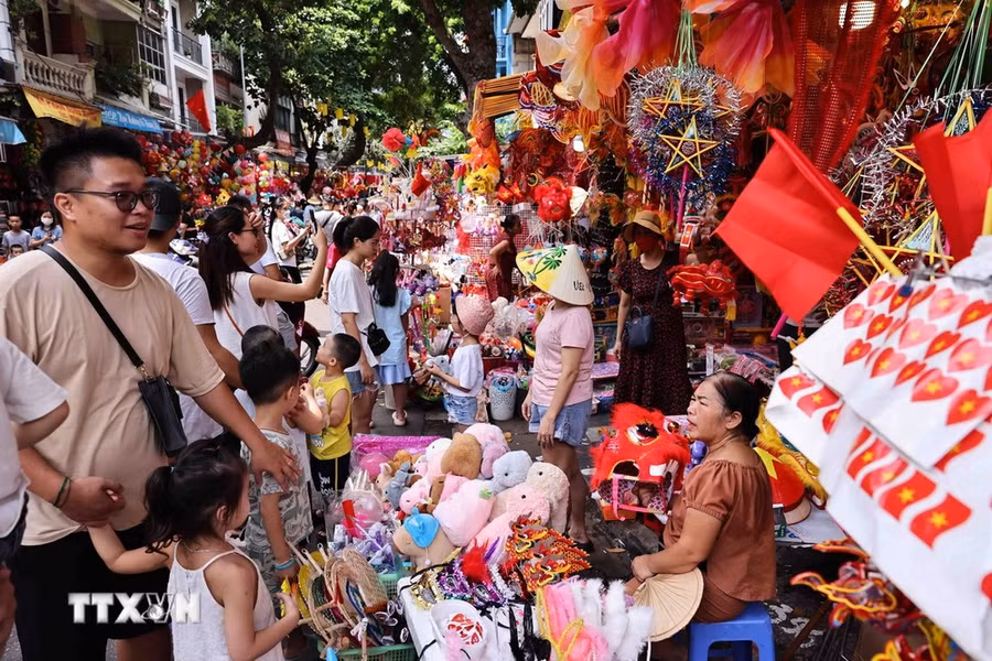 Đông đảo người dân và trẻ em đến phố Hàng Mã vui chơi, mua sắm cho Tết Trung Thu. (Ảnh: Minh Đức/TTXVN)