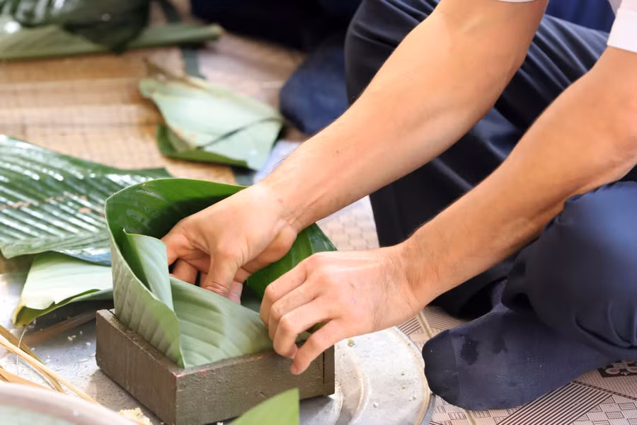 Khuôn gói bánh được bộ đội ở đảo làm từ gỗ thùng tận dụng. Ảnh: M.T.H