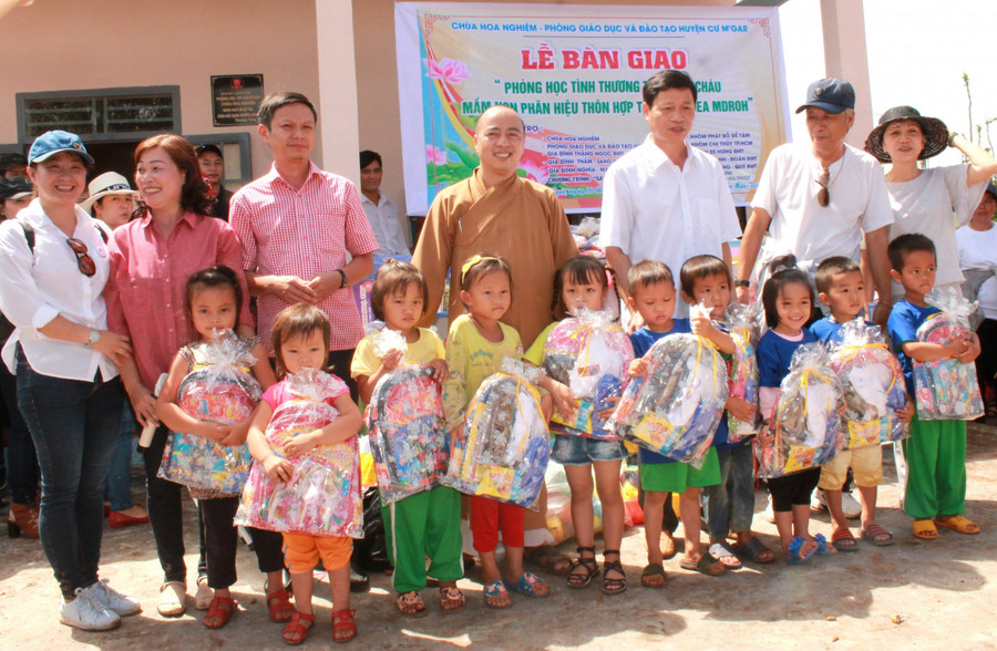 Đại đức Thích Minh Đăng, Trụ trì Chùa Hoa Nghiêm cùng các mạnh thường quân bàn giao phòng học tình thương tại thôn Hợp Thành (xã Ea M'droh, huyện Cư M’gar). Đại đức Thích Minh Đăng, Trụ trì Chùa Hoa Nghiêm cùng các mạnh thường quân bàn giao phòng học tình thương tại thôn Hợp Thành (xã Ea M'droh, huyện Cư M’gar).