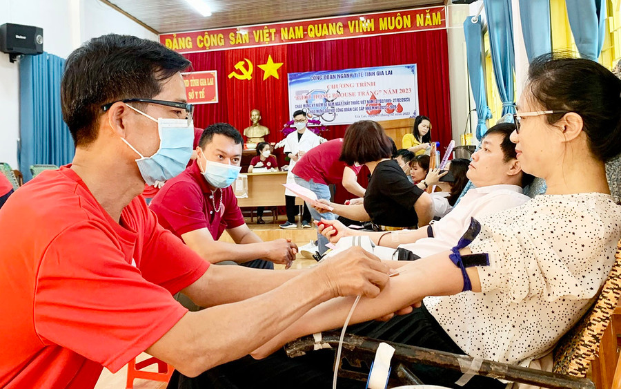 Gần 100 cán bộ, nhân viên y tế tham gia HMTN tại Chương trình “Giọt hồng Blouse trắng” năm 2023. Ảnh: Như Nguyện