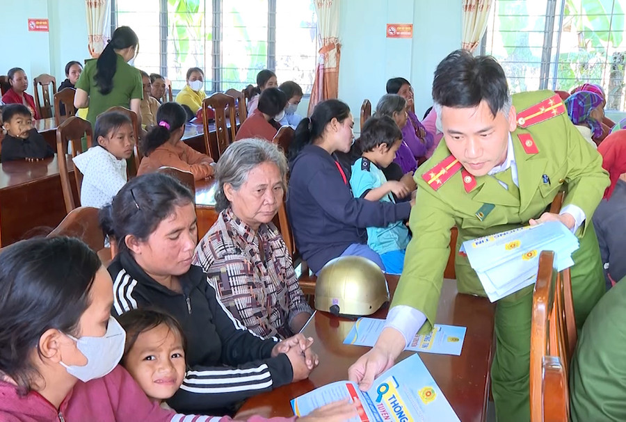 Công an Gia Lai phối hợp tuyên truyền phòng-chống tội phạm ma túy khu vực biên giới. Ảnh: H.T Công an Gia Lai phối hợp tuyên truyền phòng-chống tội phạm ma túy khu vực biên giới. Ảnh: H.T