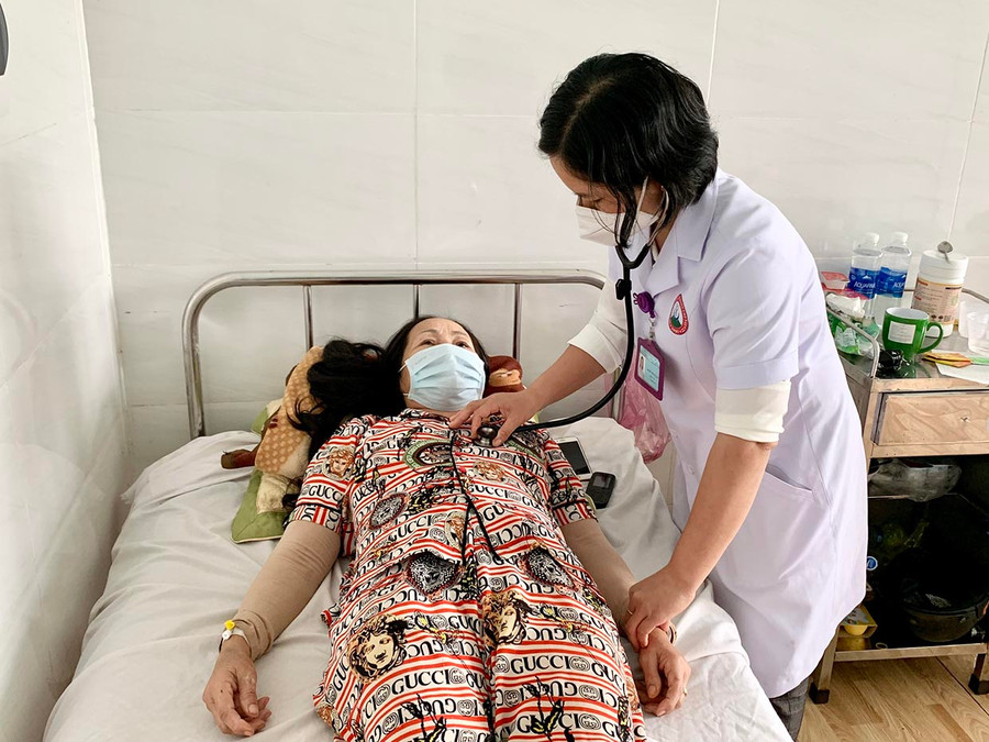 Bác sĩ Trung tâm Y tế huyện Chư Păh thăm khám cho bệnh nhân mắc SXH. Ảnh: Như Nguyện