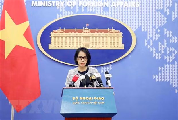 Người Phát ngôn Bộ Ngoại giao Phạm Thu Hằng chủ trì họp báo tháng 8 năm 2023. (Ảnh: Phạm Kiên/TTXVN)