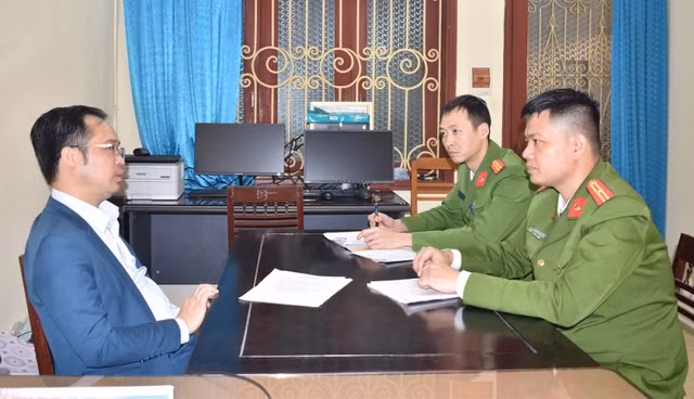 Vũ Ngọc Tý, Chủ tịch HĐQT kiêm Tổng giám đốc Công ty CP Tập đoàn vàng bạc đá quý ATV tại cơ quan công an. Ảnh: Công an Ninh Bình