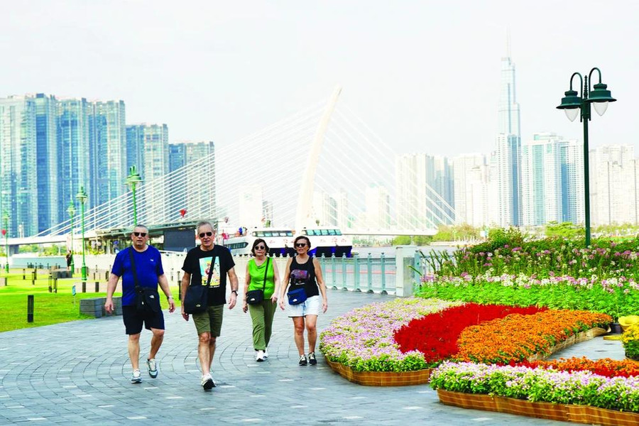 Du khách quốc tế đi dạo trên bến Bạch Đằng (quận 1, TPHCM) chiều 23-1. Ảnh: HOÀNG HÙNG Du khách quốc tế đi dạo trên bến Bạch Đằng (quận 1, TPHCM) chiều 23-1. Ảnh: HOÀNG HÙNG