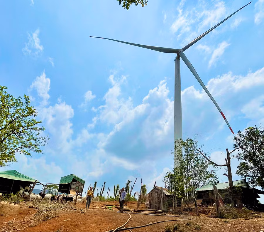 Vợ chồng bà Phạm Thị Hòa (thôn Phú Bình, xã Ia Le, huyện Chư Pưh) cảm thấy bất an khi phải sinh sống trong phạm vi ảnh hưởng của hành lang an toàn cột tháp gió. Ảnh: V.T