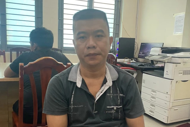 Định Nam Duy tại cơ quan công an. Định Nam Duy tại cơ quan công an.