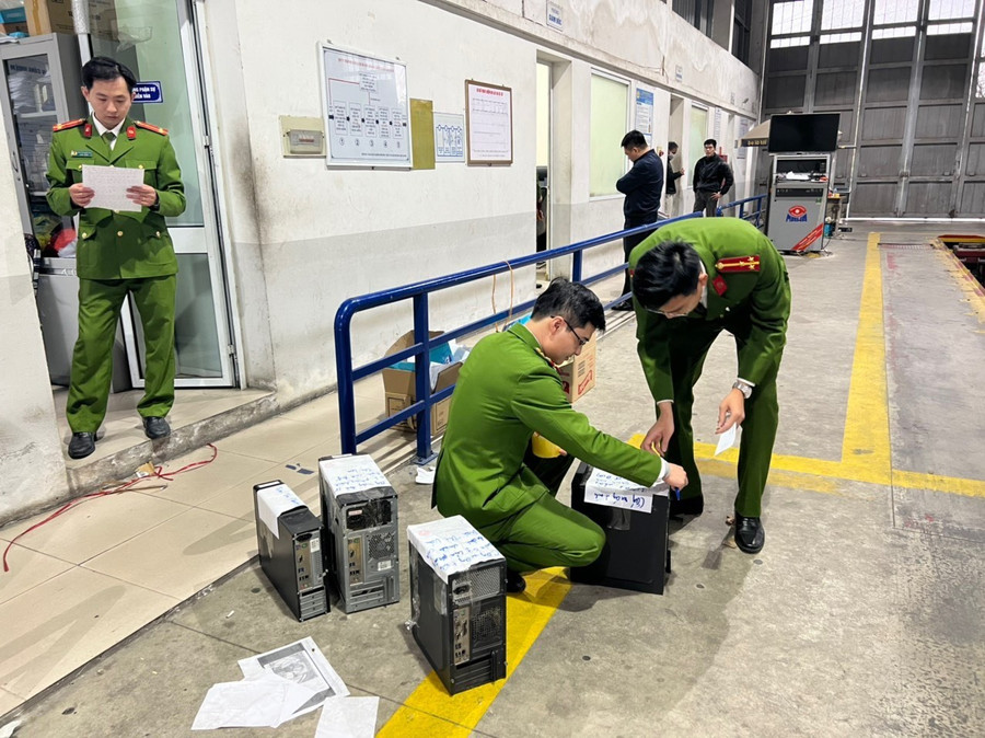 Lực lượng chức năng khám xét Trung tâm đăng kiểm 29-10D. Ảnh: Công an cung cấp