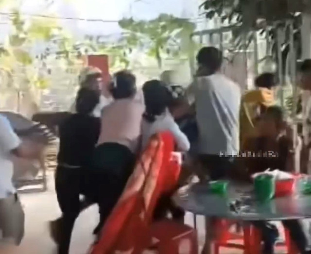 2 bên giằng co quyết liệt thi thể anh Y.T.N.M. 2 bên giằng co quyết liệt thi thể anh Y.T.N.M.