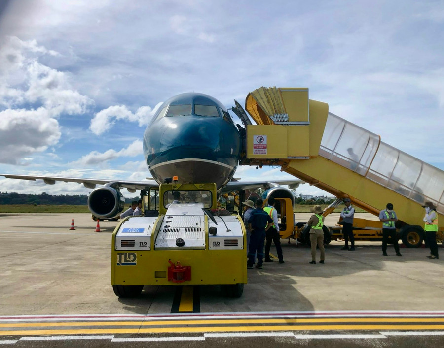 Cảng Hàng không Pleiku áp dụng phương thức khai thác mới bằng cách kéo đẩy tàu bay. Ảnh: T.D