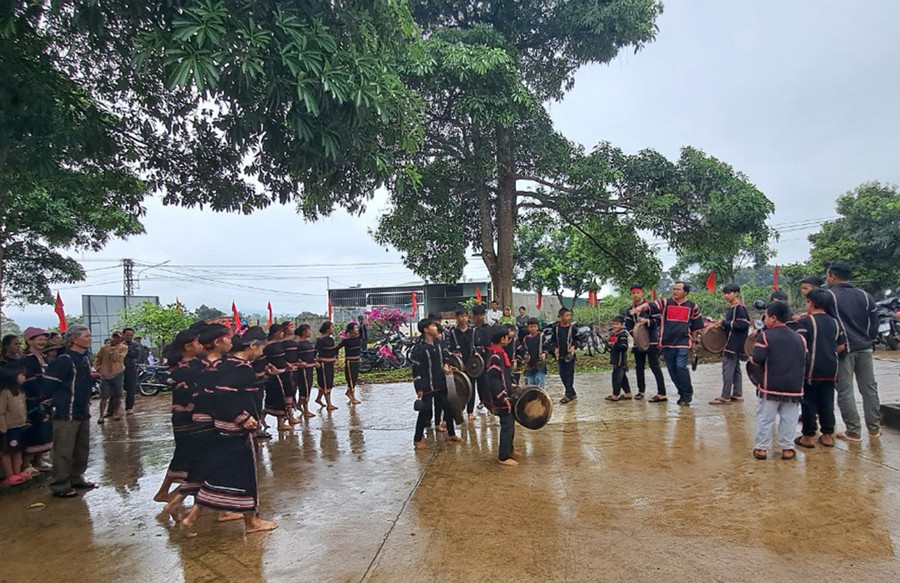 Đồng bào dân tộc thiểu số làng Têng 1 (xã Tân Sơn, TP. Pleiku) quan tâm duy trì và phát huy giá trị văn hoá truyền thống, gắn với xây dựng nông thôn mới. Ảnh: Thanh Nhật Đồng bào dân tộc thiểu số làng Têng 1 (xã Tân Sơn, TP. Pleiku) quan tâm duy trì và phát huy giá trị văn hoá truyền thống, gắn với xây dựng nông thôn mới. Ảnh: Thanh Nhật