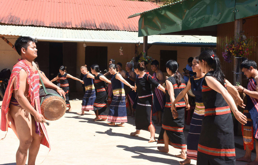 Bà con đồng bào dân tộc Xơ Đăng ở Tu Mơ Rông gìn giữ, phát huy bản sắc, thu hút khách du lịch. Ảnh: PN Bà con đồng bào dân tộc Xơ Đăng ở Tu Mơ Rông gìn giữ, phát huy bản sắc, thu hút khách du lịch. Ảnh: PN