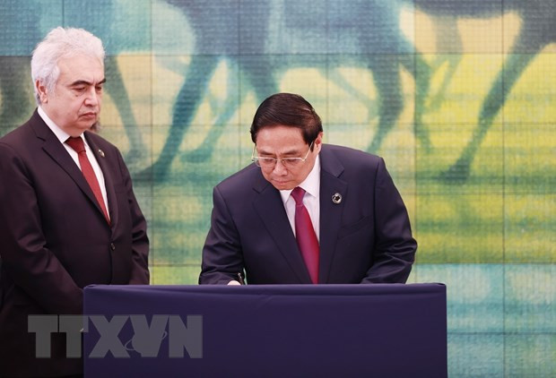 Thủ tướng Phạm Minh Chính ký sổ lưu niệm khi đến thăm Bảo tàng Tưởng niệm hòa bình Hiroshima. (Ảnh: Dương Giang/TTXVN) Thủ tướng Phạm Minh Chính ký sổ lưu niệm khi đến thăm Bảo tàng Tưởng niệm hòa bình Hiroshima. (Ảnh: Dương Giang/TTXVN)