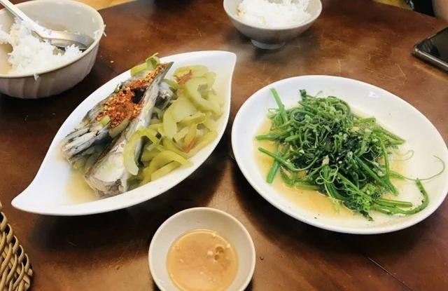 Thói quen tẩm ướp nhiều gia vị trước, trong lúc nấu và chấm nước mắm trong bữa ăn gây thừa lượng muối ăn Thói quen tẩm ướp nhiều gia vị trước, trong lúc nấu và chấm nước mắm trong bữa ăn gây thừa lượng muối ăn