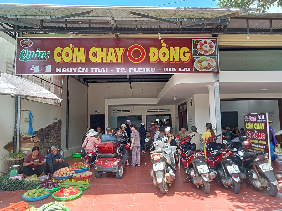 Quán cơm chay 0 đồng (số 41 Nguyễn Trãi, TP. Pleiku) đã góp phần chia sẻ khó khăn với người lao động nghèo. Ảnh: Đ.P