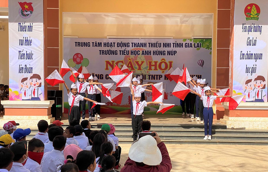 Các em Đội viên Liên đội Trường Tiểu học Anh Hùng Núp đồng diễn Semapho. Ảnh: Hà Đức Thành Các em Đội viên Liên đội Trường Tiểu học Anh Hùng Núp đồng diễn Semapho. Ảnh: Hà Đức Thành