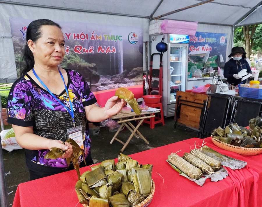 Bà Hoàng Thị Nga giới thiệu món bánh truyền thống của các dân tộc Tây Bắc tại Ngày hội. Ảnh: Hoàng Ngọc Bà Hoàng Thị Nga giới thiệu món bánh truyền thống của các dân tộc Tây Bắc tại Ngày hội. Ảnh: Hoàng Ngọc