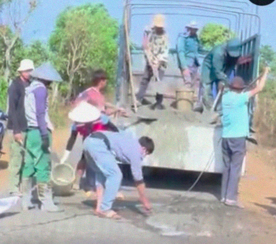 Các thành viên CLB tình nguyện Máu nóng Gia Lai phối hợp cùng người dân tham gia vá đường làng Ngai Ngó. Ảnh: Minh Thoan Các thành viên CLB tình nguyện Máu nóng Gia Lai phối hợp cùng người dân tham gia vá đường làng Ngai Ngó. Ảnh: Minh Thoan