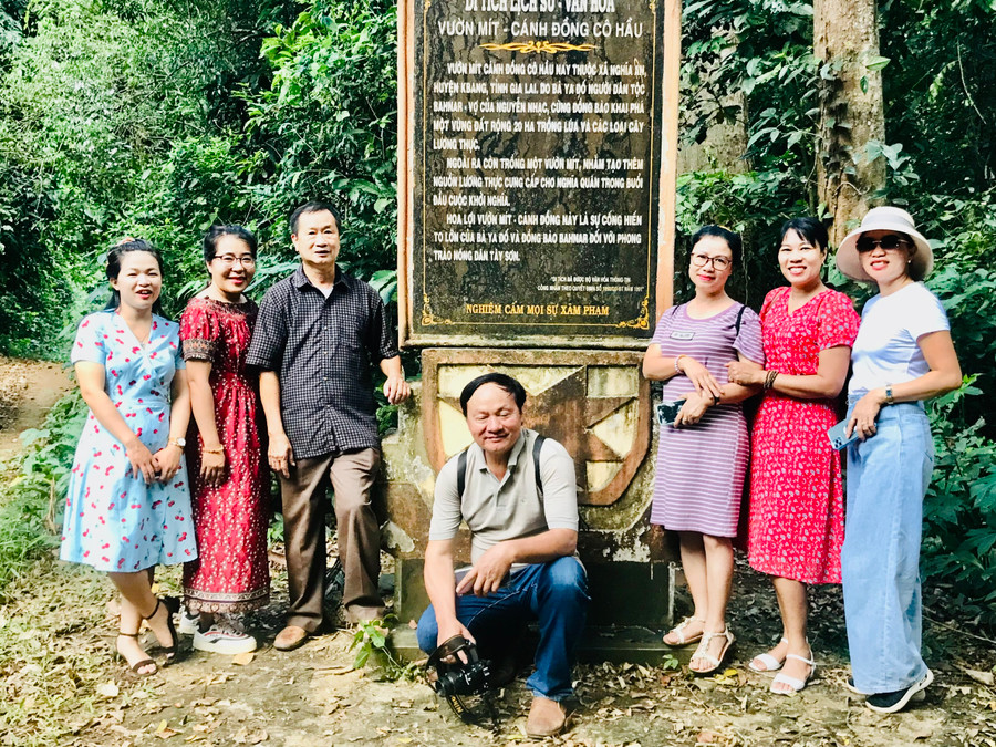 Các văn nghệ sĩ và du khách chụp hình lưu niệm tại Di tích lịch sử-văn hóa Vườn mít-Cánh đồng Cô Hầu, huyện Kbang. Ảnh: Đoàn Minh Phụng Các văn nghệ sĩ và du khách chụp hình lưu niệm tại Di tích lịch sử-văn hóa Vườn mít-Cánh đồng Cô Hầu, huyện Kbang. Ảnh: Đoàn Minh Phụng