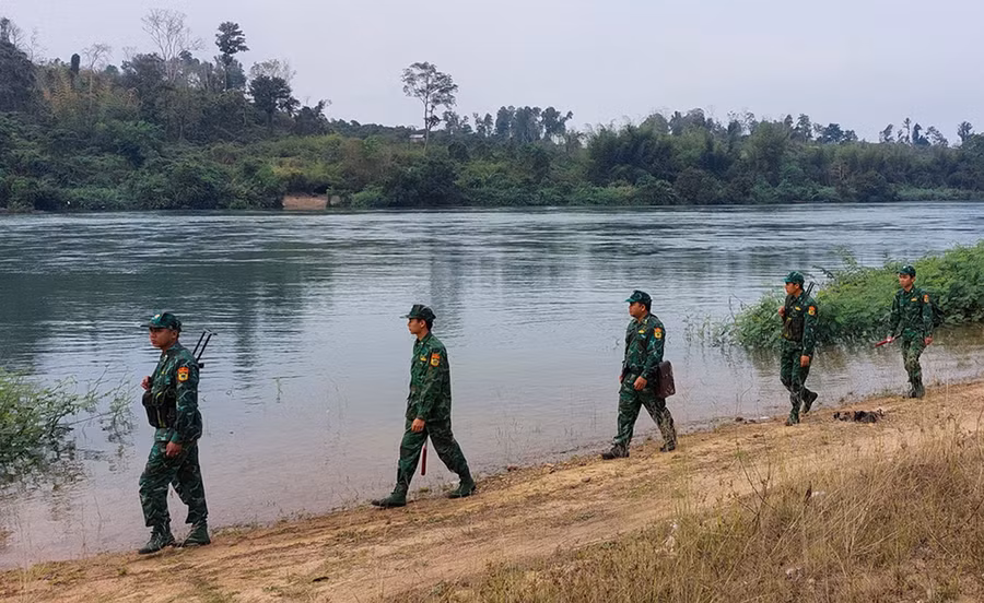 Cán bộ, chiến sĩ Đồn Biên phòng Ia O tuần tra bảo vệ biên giới. Ảnh: V.H