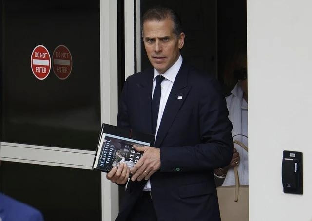 Ông Hunter Biden rời khỏi tòa án sau phiên tòa ngày 6.6. Ảnh AFP Ông Hunter Biden rời khỏi tòa án sau phiên tòa ngày 6.6. Ảnh AFP
