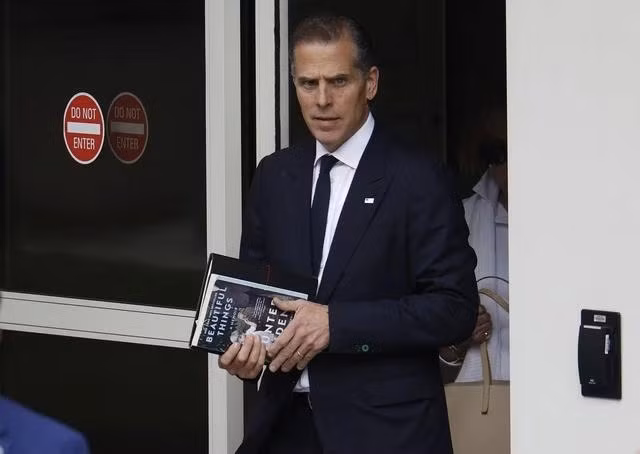 Ông Hunter Biden rời khỏi tòa án sau phiên tòa ngày 6.6. Ảnh AFP