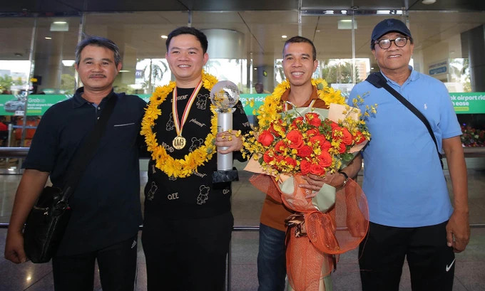 Hai tay cơ Bao Phương Vinh và Trần Quyết Chiến được chào đón nồng nhiệt khi trở về với danh hiệu vô địch thế giới. Ảnh: DŨNG PHƯƠNG Hai tay cơ Bao Phương Vinh và Trần Quyết Chiến được chào đón nồng nhiệt khi trở về với danh hiệu vô địch thế giới. Ảnh: DŨNG PHƯƠNG