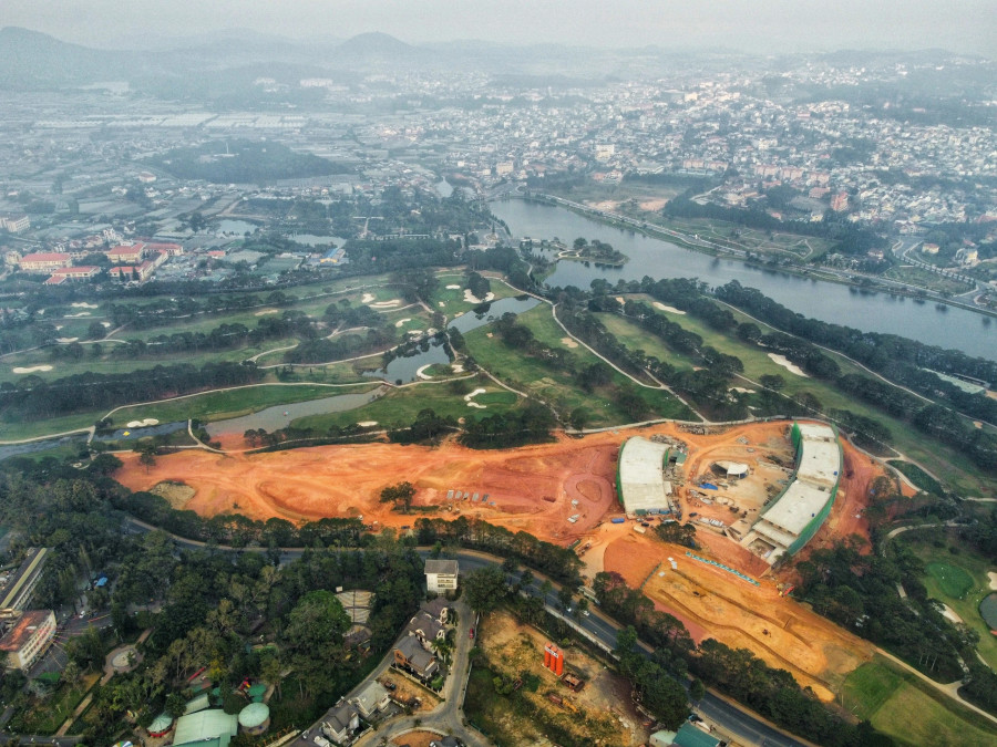 Đồi Cù Đà Lạt đang bị tác động làm mất đi những mảng xanh. Ảnh: Bá Duy