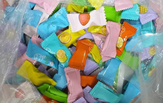 Kẹo không rõ nguồn gốc xuất xứ học sinh mua tại một tiệm tạp hóa gần trường THCS Tân Châu. Ảnh: CTV Kẹo không rõ nguồn gốc xuất xứ học sinh mua tại một tiệm tạp hóa gần trường THCS Tân Châu. Ảnh: CTV