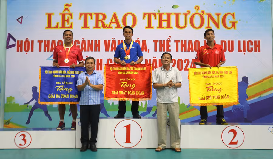 Ban tổ chức trao giải cho các đội giành thứ hạng cao nhất toàn đoàn. Ảnh: Văn Ngọc