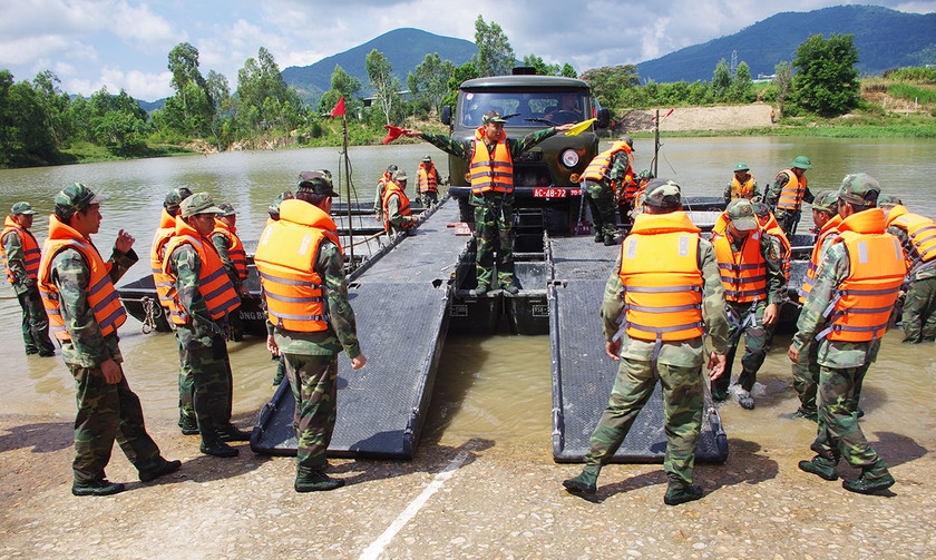Lữ đoàn Công binh 7 (Quân đoàn 3) huấn luyện vượt sông bằng phương tiện xuồng VS 1500. Ảnh: Vĩnh Hoàng