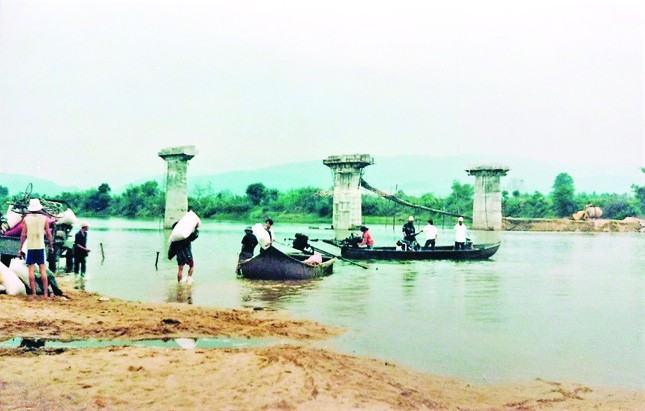 Bến Mộng trên sông Ba, cửa ngõ vào xã Ia Broăi, với cây cầu bê tông kiên cố đang được xây dựng.