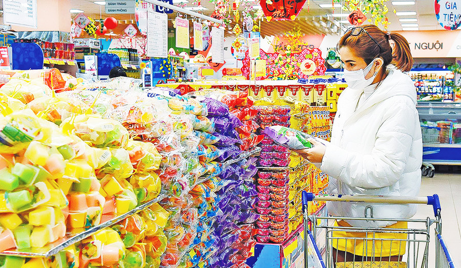 Người dân mua sắm bánh kẹo Tết tại Siêu thị Co.op Mart Pleiku. Ảnh: Đ.T