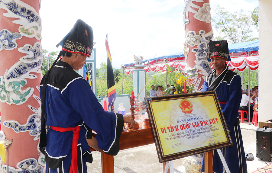 Nhân dịp cúng Quý Thu, Ban nghi lễ đình Cửu An thông báo việc đình Cửu An nằm trong Quần thể di tích quốc gia đặc biệt Tây Sơn Thượng đạo. Ảnh: Ngọc Minh Nhân dịp cúng Quý Thu, Ban nghi lễ đình Cửu An thông báo việc đình Cửu An nằm trong Quần thể di tích quốc gia đặc biệt Tây Sơn Thượng đạo. Ảnh: Ngọc Minh