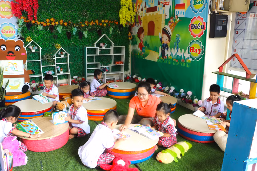 Cô và trò lớp lá Trường Mẫu giáo Mai Liên (phường An Phú, thị xã An Khê) hào hứng trong giờ học nhạc. Ảnh: N.M