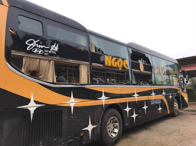 Xe khách bị nhóm người bịt mặt đập phá hư hỏng hết nhiều cửa kính trên xe. Ảnh: C.T.V