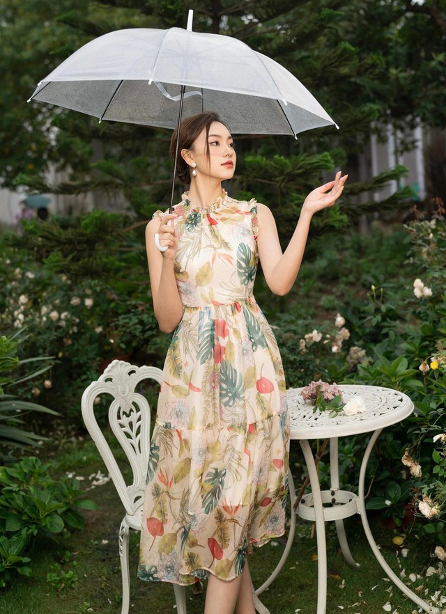 Trong những ngày mưa, đầm hoa vẫn luôn là sự lựa chọn số 1 của hội chị em. Với thiết kế sát nách, diềm bèo và chân váy tầng, tất cả đã tạo nên sự bồng bềnh, duyên dáng, đồng thời tôn lên vóc dáng và mang lại sự tự tin cho người mặc. Trong những ngày mưa, đầm hoa vẫn luôn là sự lựa chọn số 1 của hội chị em. Với thiết kế sát nách, diềm bèo và chân váy tầng, tất cả đã tạo nên sự bồng bềnh, duyên dáng, đồng thời tôn lên vóc dáng và mang lại sự tự tin cho người mặc.