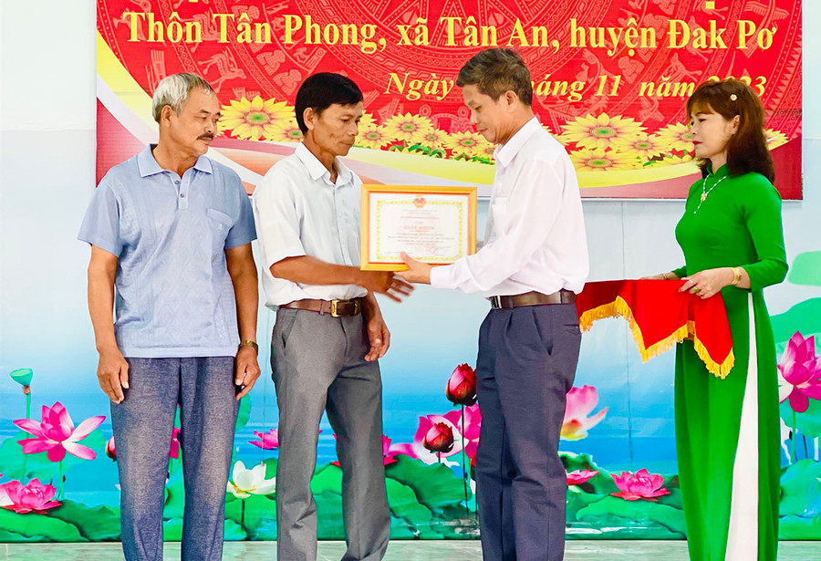 Trao danh hiệu gia đình văn hóa tiêu biểu cho các hộ dân ở thôn Tân Phong, xã Tân An, huyện Đak Pơ. Ảnh: M.K Trao danh hiệu gia đình văn hóa tiêu biểu cho các hộ dân ở thôn Tân Phong, xã Tân An, huyện Đak Pơ. Ảnh: M.K