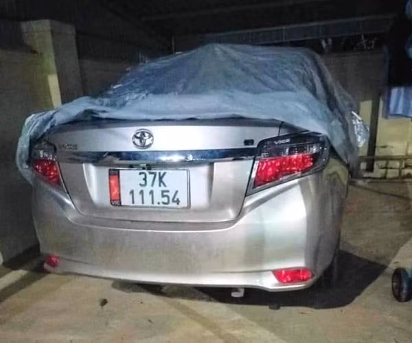 Xe ô tô được tìm thấy tại Trạm Y tế xã Thanh Chi. Ảnh: CTV