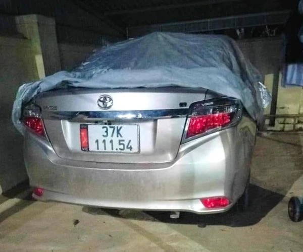 Xe ô tô được tìm thấy tại Trạm Y tế xã Thanh Chi. Ảnh: CTV