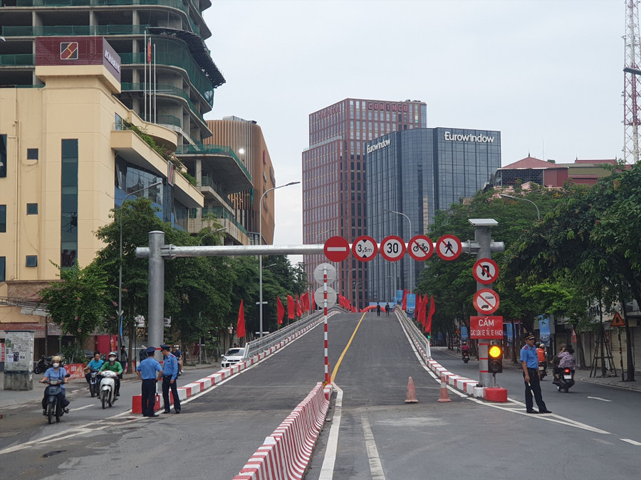 Hệ thống biển báo được đặt tại 2 đầu cầu vượt. Ảnh: Phạm Đông Hệ thống biển báo được đặt tại 2 đầu cầu vượt. Ảnh: Phạm Đông