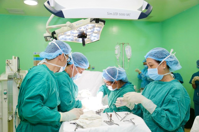 Các bác sĩ mổ lấy thai. BỆNH VIỆN CUNG CẤP