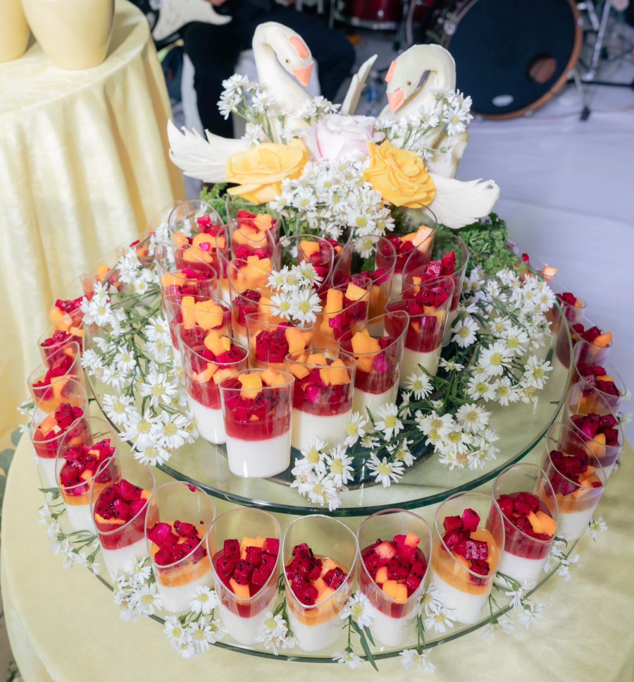 Nguyễn Quang Nhựt và Lê Hồng Quyên thay tháp rượu bằng tháp bánh pudding chay. Ảnh: NVCC Nguyễn Quang Nhựt và Lê Hồng Quyên thay tháp rượu bằng tháp bánh pudding chay. Ảnh: NVCC