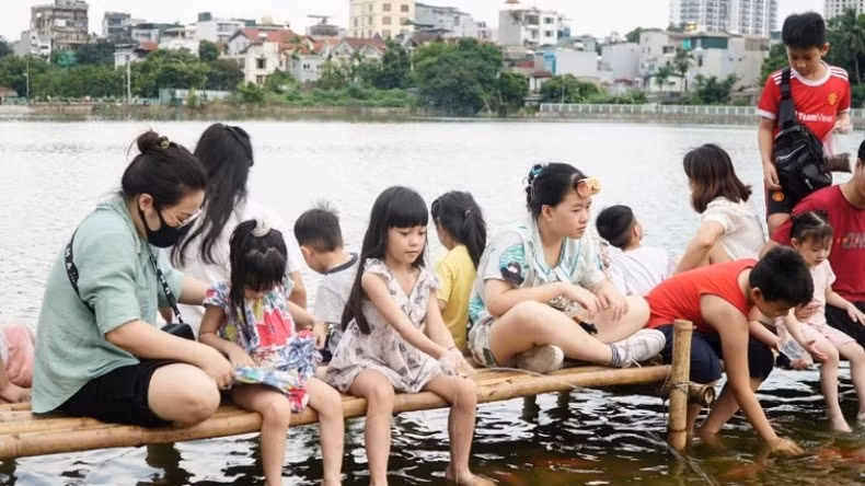 Các bạn nhỏ là những người thích thú nhất với sự xuất hiện của đàn cá Koi ở Hồ Tây. Các bạn nhỏ là những người thích thú nhất với sự xuất hiện của đàn cá Koi ở Hồ Tây.