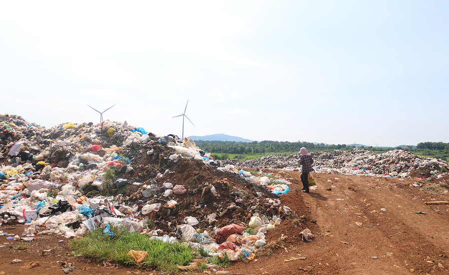 Bãi rác huyện Chư Pưh hiện đã quá tải, gây ô nhiễm môi trường. Ảnh: Q.T Bãi rác huyện Chư Pưh hiện đã quá tải, gây ô nhiễm môi trường. Ảnh: Q.T