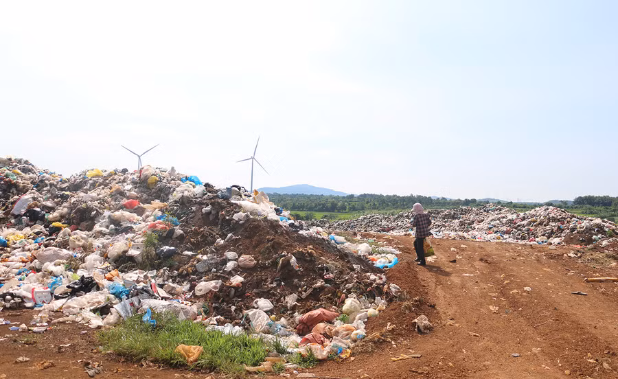 Bãi rác huyện Chư Pưh hiện đã quá tải, gây ô nhiễm môi trường. Ảnh: Q.T